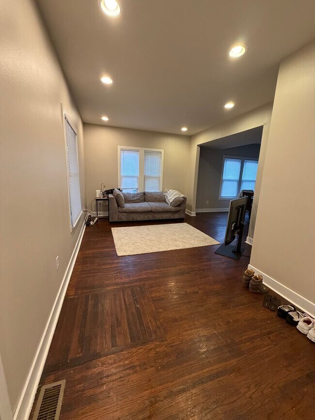 Building Photo - 608 E 2nd St