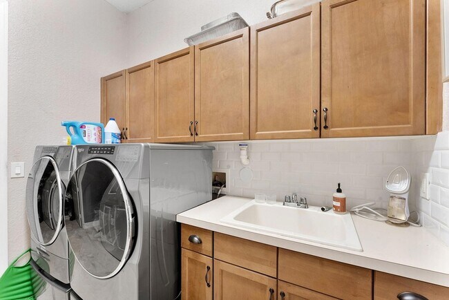 Building Photo - 9173 Delemar Ct