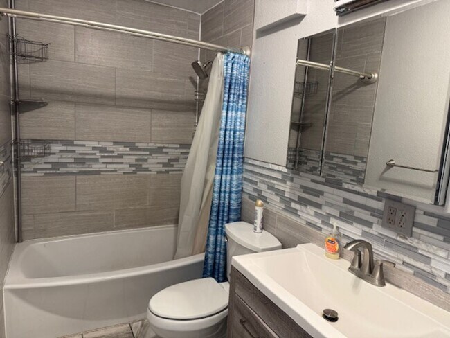 Building Photo - ALL PROSPECTIVE TENANTS MUST SUBMIT A $58 NON-REFUNDABLE APPLICATION FEE PER APPLICANT ONLINE AND...