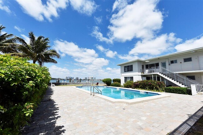 Building Photo - 2250 Bay Dr