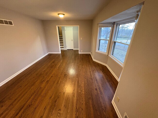 Building Photo - Do NOT Miss this Great Grandview Home!-3 Bed / 2 Bath Split-Entry on a Huge Corner Lot w/ Fenced ...