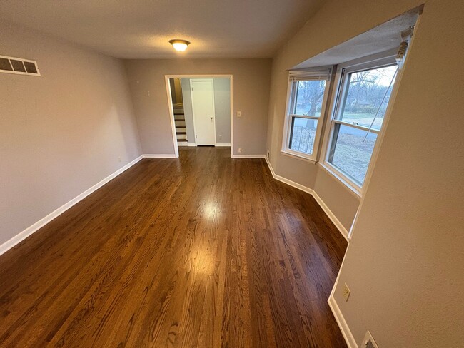 Building Photo - Huge Corner Lot in Grandview!! - 3 Bed / 2 Bath Split-Entry w/ Fenced Yard