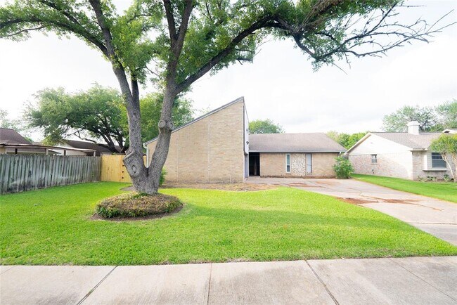 Building Photo - 14110 Greenway Dr