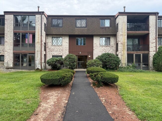 Building Photo - 2 Greenbriar Dr