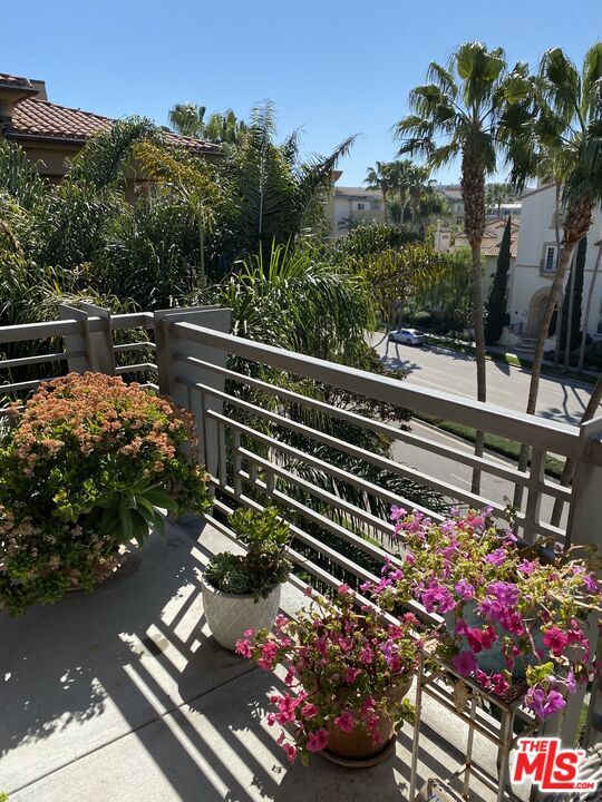 Building Photo - 5831 Seawalk Dr