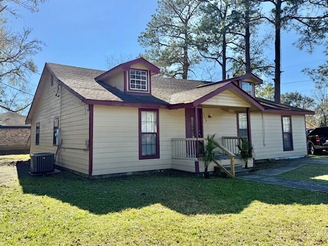 Building Photo - Newly Renovated, spacious 4 bedroom / 3 bath