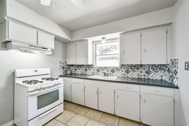 Building Photo - 610 S Belknap St