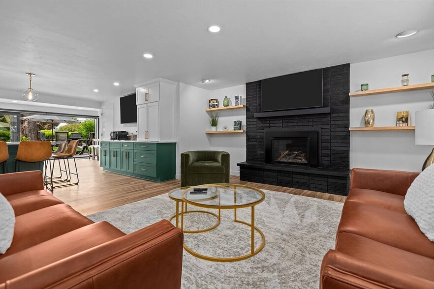 Building Photo - 1095 April Ln