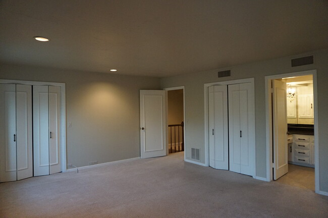 Building Photo - 3 bed 3 Bath 2 Car Garage Town Home in the...