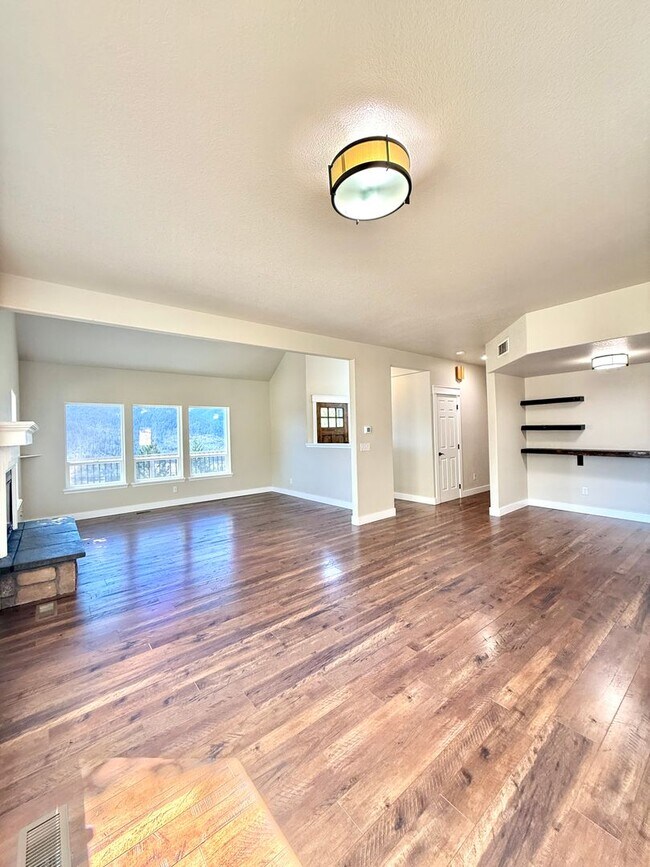Building Photo - 901 Manzanita Dr