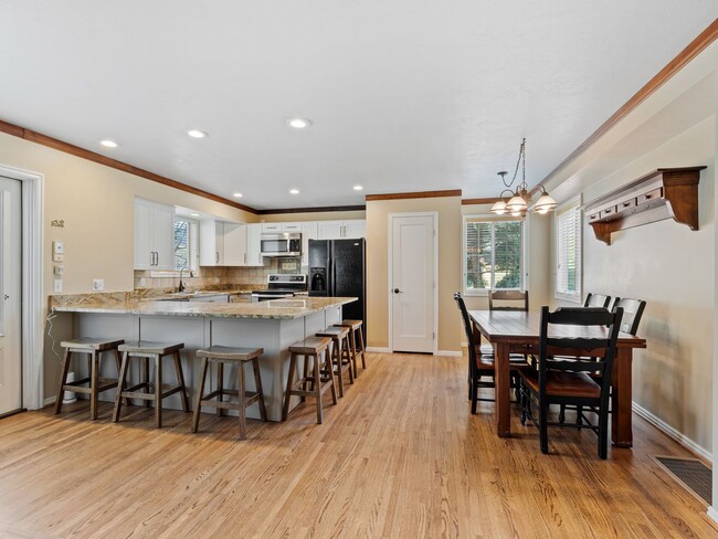 Building Photo - Spacious 5-Bedroom Home for Rent in Sandy, UT