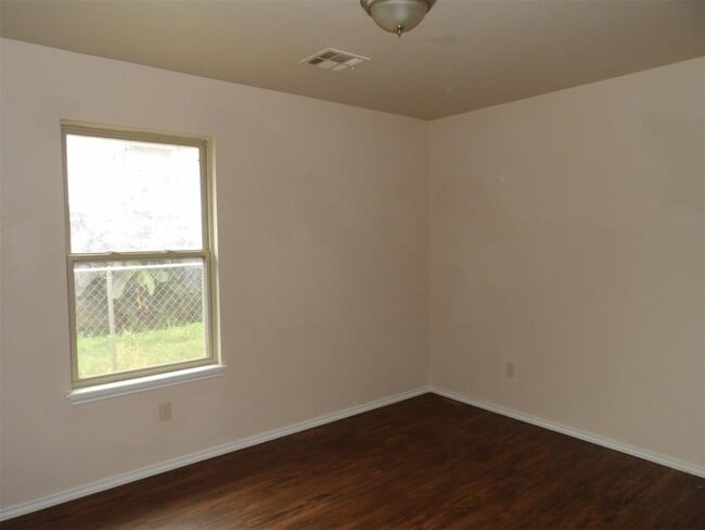 Building Photo - 804 N Evans Ave