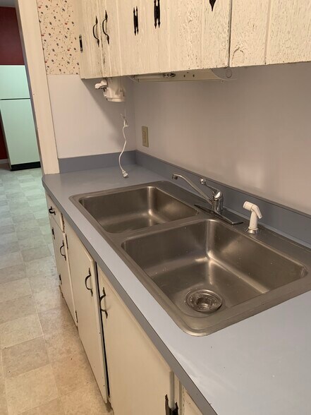 Building Photo - 468 Massasoit Rd