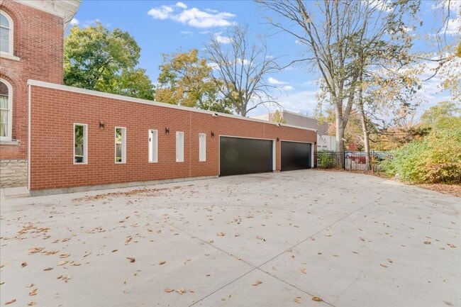 Building Photo - Historic, Character-Rich House - 3 Bed, 3 Bath (2 Full, 2 Half)