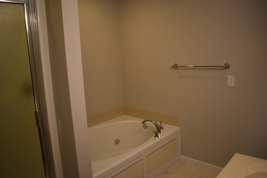 Building Photo - 1658 Riverside Dr