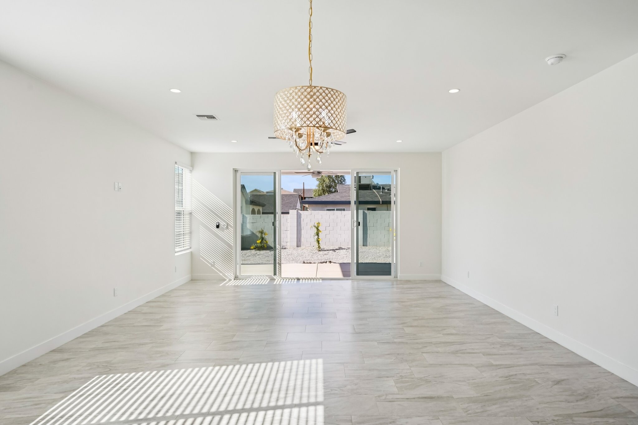 Building Photo - 910 E Roma Ave