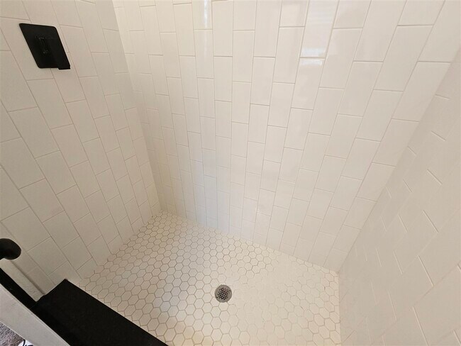 Building Photo - 5418 NW Cottonwood Dr