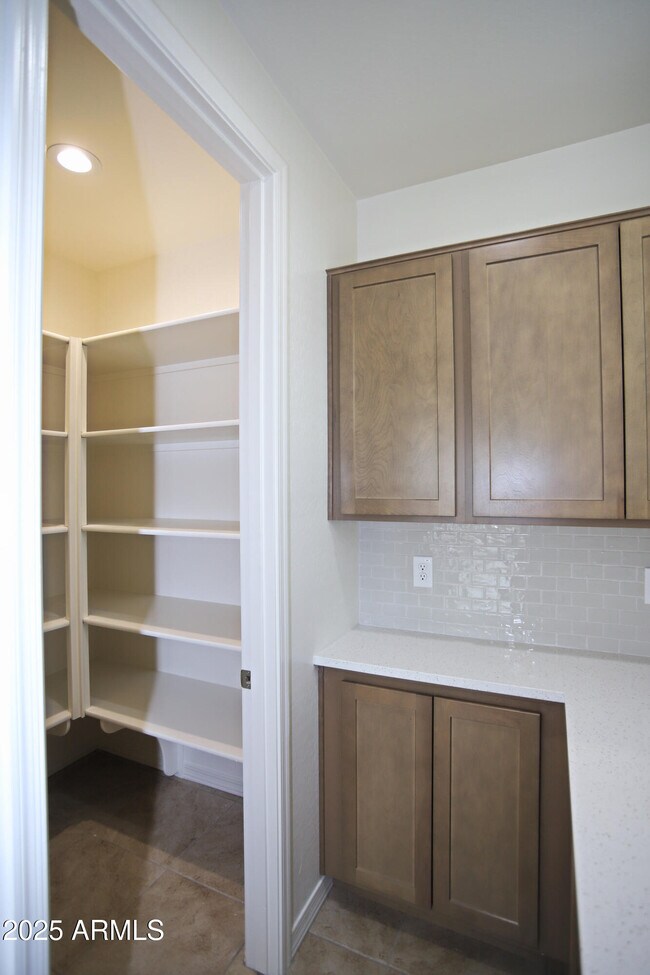 Building Photo - 831 W Finch Dr