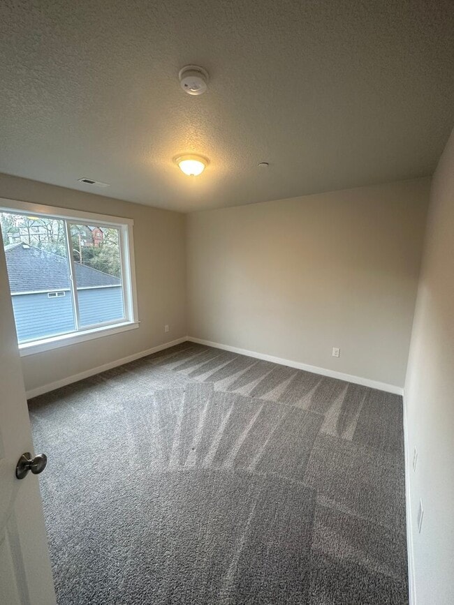 Building Photo - Newer low maintenance duplex in highly desired Camas area w/ great schools!