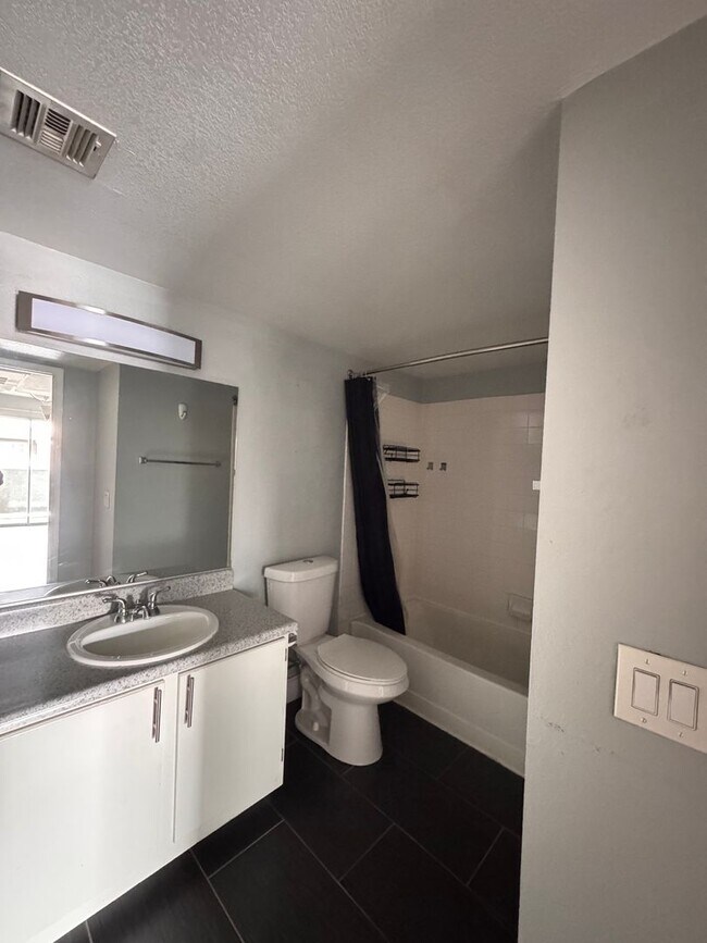 Building Photo - 2nd Floor 2 Bedroom Condo in Gated Community