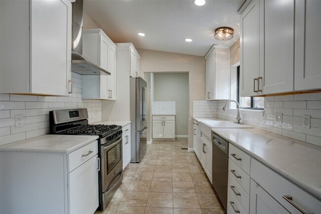 Building Photo - 3 bedroom, 2 bathroom home in Forest Hylands!