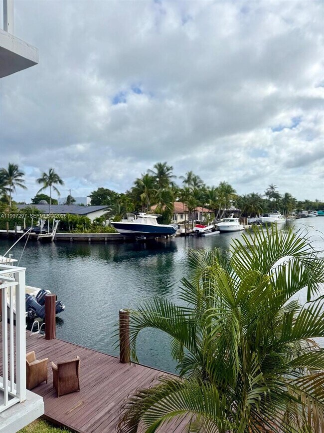 Building Photo - 2430 NE 135th St