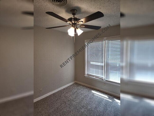 Building Photo - 741 Lynda Dr