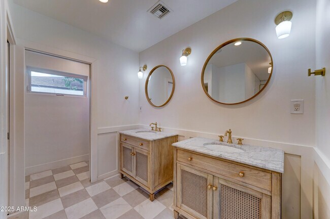 Building Photo - 4331 E Avalon Dr