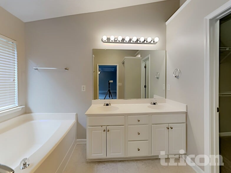 Building Photo - 8274 Eastshore Dr