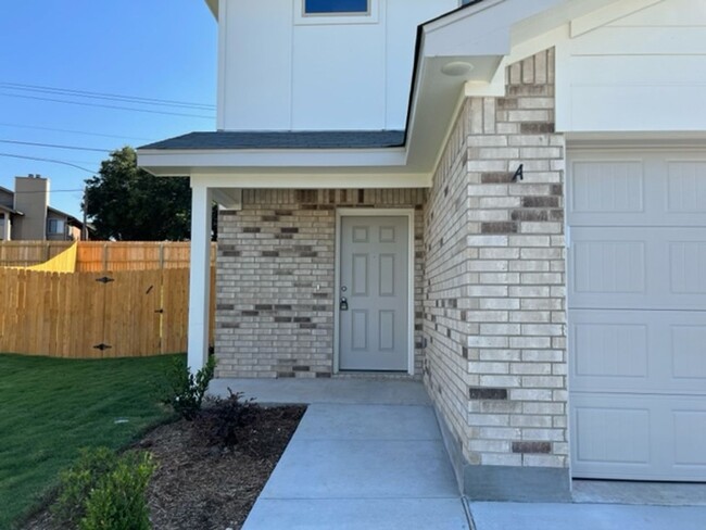 Building Photo - RENT SPECIAL - AVAILABLE NOW!