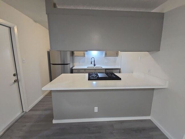 Building Photo - **Newly Updated 2 Bed Home with Spacious B...
