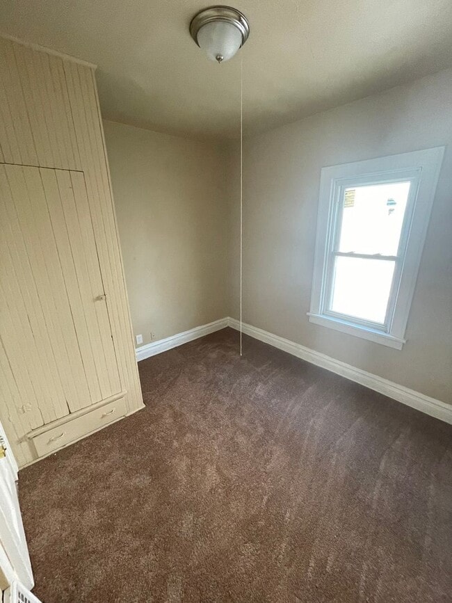 Building Photo - HUGE 4 Bedroom Apartment