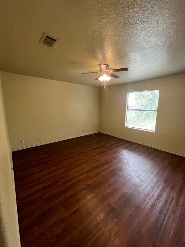 Building Photo - 2628 Gwendolyn Ln