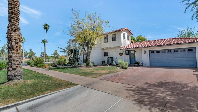 Building Photo - 1021 W Encanto Blvd