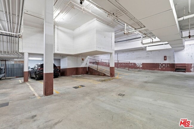 Building Photo - 1842 Greenfield Ave