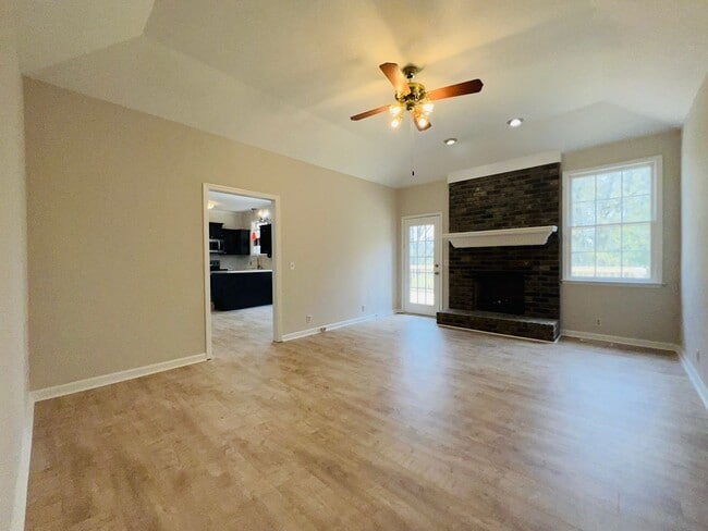 Building Photo - Newly Renovated Home on Quiet Neighborhood