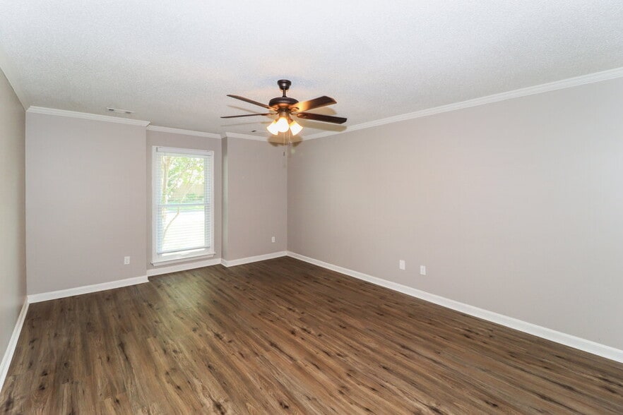 Building Photo - 8144 Creekside Cir N