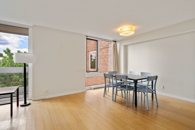 Building Photo - 975 Memorial Dr
