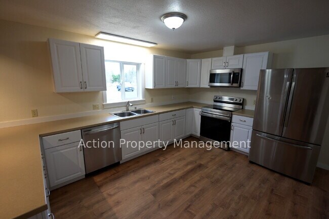 Building Photo - Updated Single-Level Home with Spacious Interior & Covered Parking