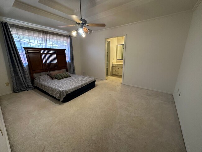 Building Photo - Beautiful South Bossier Home with Sunroom!
