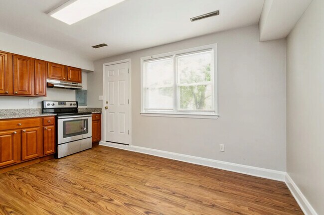 Building Photo - 3 Bedroom OPPORTUNITY AREA