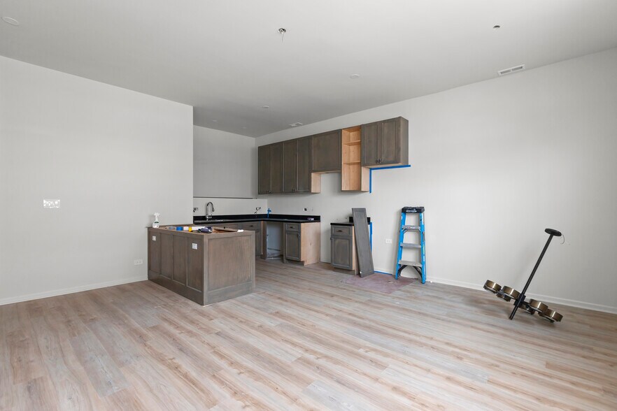 Building Photo - 3121 N California Ave