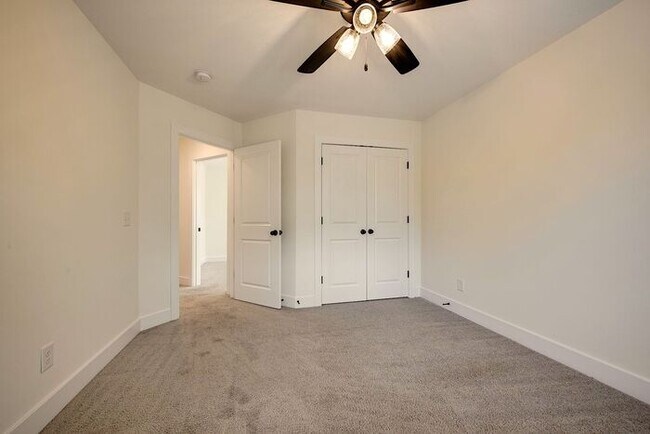 Building Photo - 420 Stonemeadow Rd