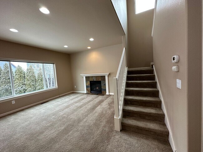 Building Photo - Inviting 4 Bedroom Home with Spacious Layo...