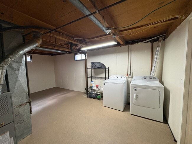 Building Photo - Spacious 4 Bedroom Home *Pet Friendly*