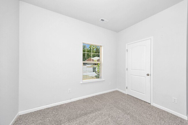 Building Photo - 102 High Leaf Dr