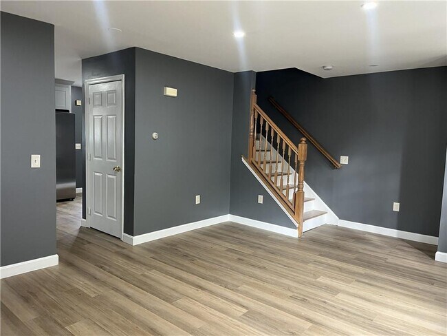 Building Photo - 11 Newcomb St