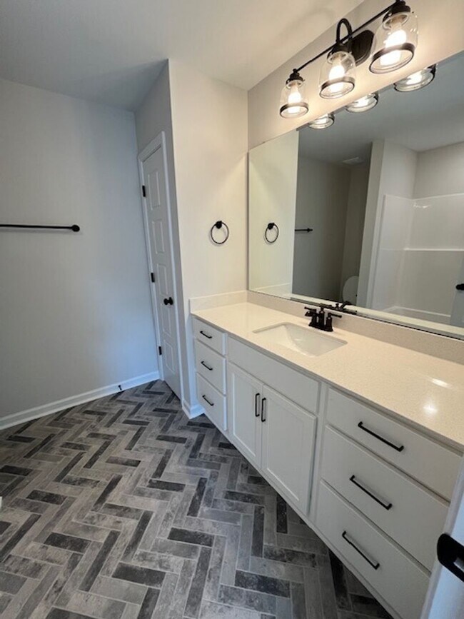 Building Photo - Discover this modern townhouse in Winnabow, NC,