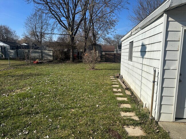 Building Photo - 2192 S Graham Rd