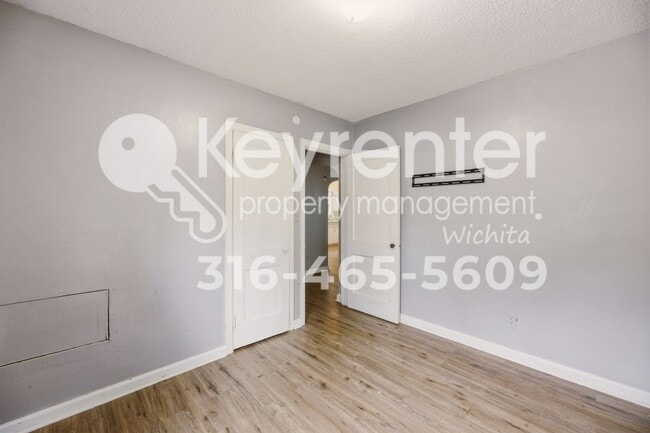 Building Photo - 915 N Harding Ave